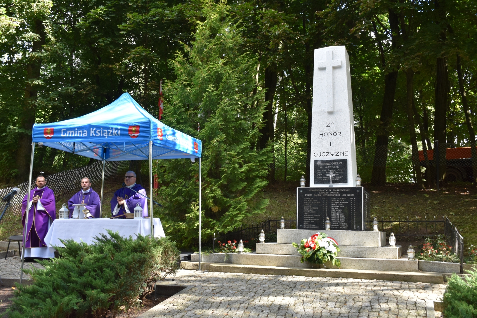 Msza przy pomniku na cmentarzu wojennym w Książkach - Brudzawkach 
