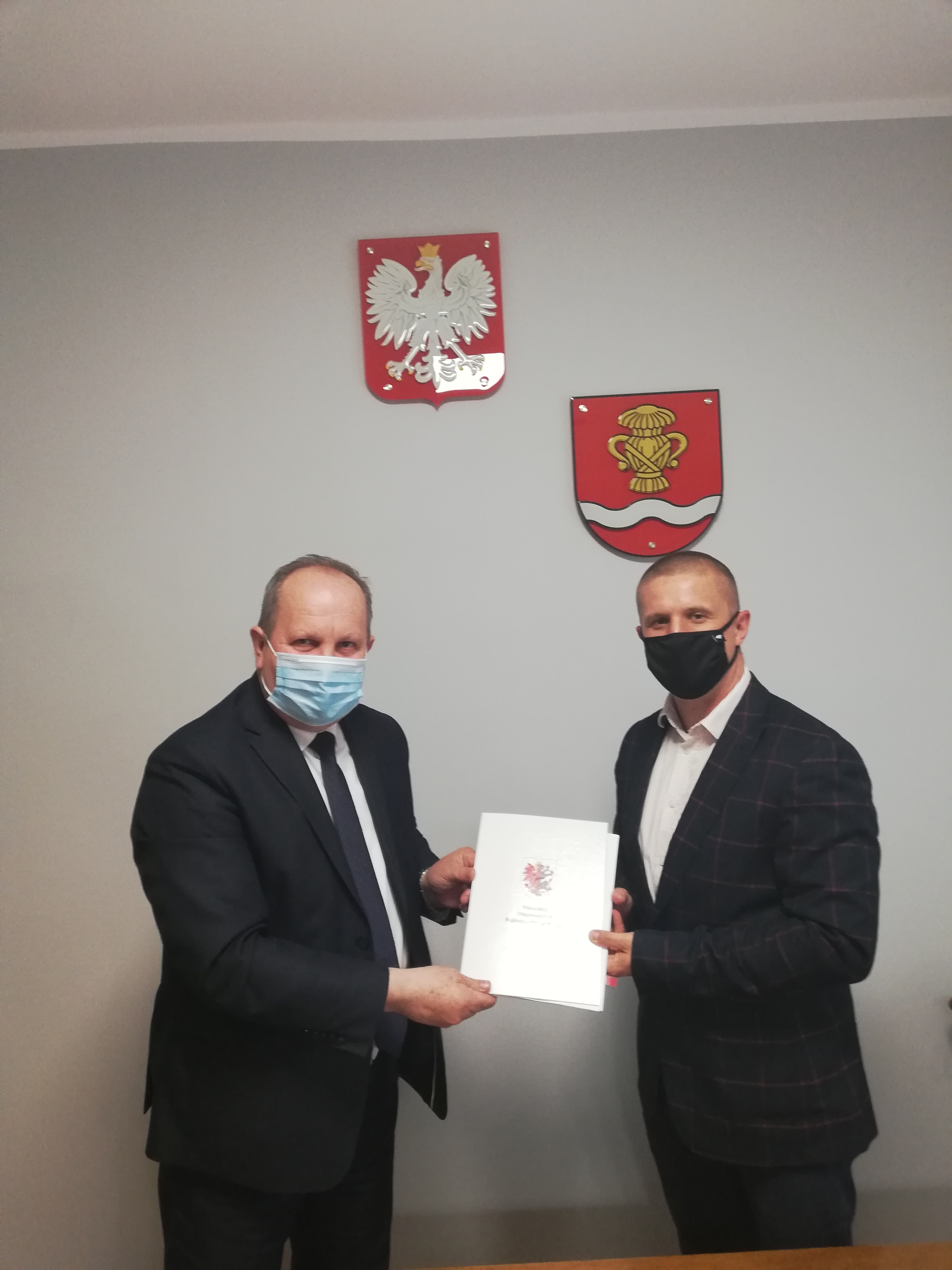 Zdjęcie Pana Wicemarszałka Województwa Kujawsko – Pomorskiego i Pana Wójta trzymających podpisaną umowę
