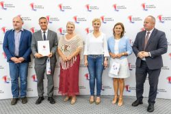 zdjęcie z podpisania umowy